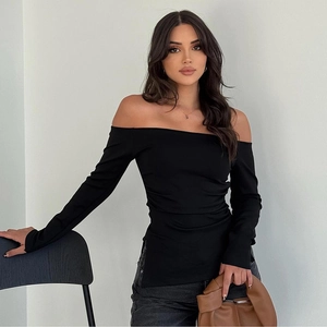Haut chic noir à épaules dénudées pour femme, coupe ajustée avec ourlet fendu élégant