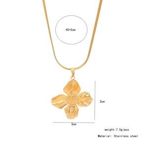 Detailed view of 3cm textured clover pendant on a 40+5cm golden stainless steel necklace