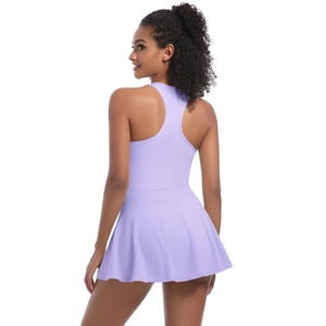 Vue arrière de la robe de sport lavande avec dos nageur pour le tennis et le yoga