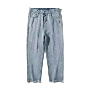 Détails à plat d'un jean vintage bleu clair montrant la texture et le délavage du denim