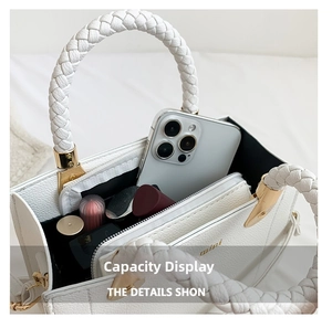 Détail de l'intérieur du sac à main en cuir blanc montrant le rangement du téléphone
