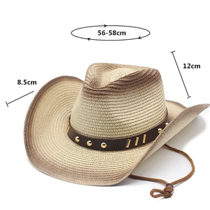 Dettaglio cappello cowboy in paglia con fascia in pelle, rivetti dorati e cordino regolabile