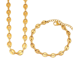 Dettaglio del set catena a grani di caffè in acciaio inossidabile placcato oro 18K e bracciale