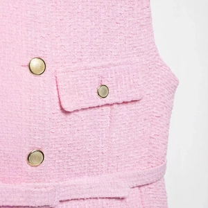 Gilet en tweed rose avec boutons dorés texturés et ceinture assortie pour femmes
