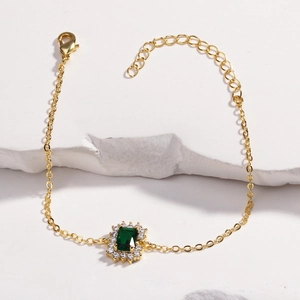 Bracelet doré avec pierre rectangulaire émeraude et zircons blancs sur socle en pierre