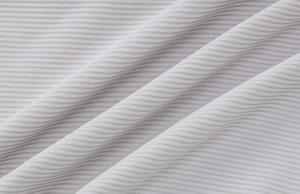Gros plan sur la texture en maille côtelée gris clair montrant les détails des fibres