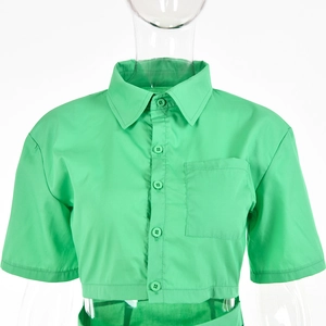 Detailansicht eines grünen Kurzarm-Crop-Shirts mit Reverskragen und Brusttasche