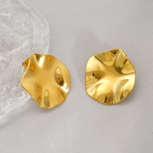 Boucles d'oreilles rondes dorées à texture ondulée au style minimaliste vintage