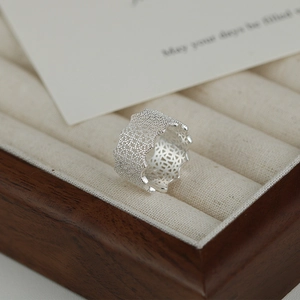 Nahaufnahme von S925 Sterlingsilber Ring mit breiter hohler Spitze und Wellenrand