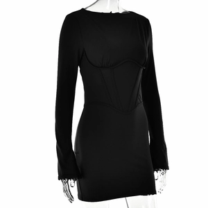 Détail de la taille cintrée et des coutures de cette robe courte moulante noire