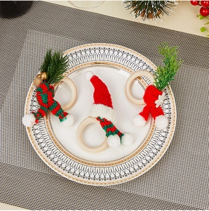 Dettaglio portatovaglioli in legno con cappellini di Babbo Natale e sciarpe in maglia
