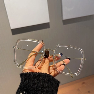 Dettaglio occhiali anti luce blu con montatura trasparente e stanghette in metallo oro