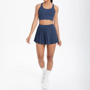 Détail de l'ensemble de sport bleu marine avec débardeur court et jupe plissée de tennis