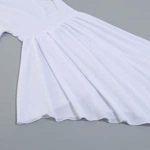 Detaillierte Makroaufnahme von weißem plissiertem Chiffonstoff mit Rüschenkanten am Kleid
