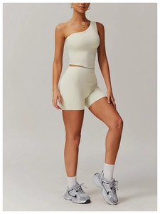 Détail du haut de yoga asymétrique et du short à taille haute avec poches latérales