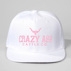 Détail de la casquette snapback blanche avec broderie rose Crazy Ass et logo de taureau