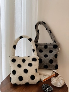 Détail des sacs cabas doux en fausse fourrure à pois blancs et gris pour automne hiver