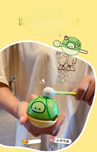 Makroaufnahme einer süßen grünen Schildkröte Zen Spielzeug mit kleinem Holzhammer