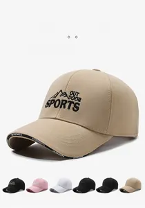 Dettaglio del ricamo della montagna e del logo sportivo all'aperto su un berretto da baseball