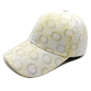 Dettaglio della trama in pizzo floreale e dei motivi traforati su questo cappellino