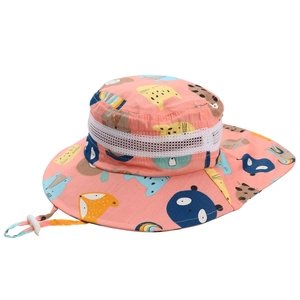 Détail du chapeau de soleil rose pour enfants avec motifs animaux et maille aérée