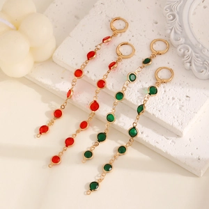 Boucles d'oreilles pendantes dorées avec breloques en verre coloré rouge et vert chic