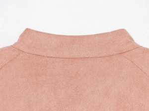 Detailopname van de opstaande kraag en schoudernaden van een roze bruine suède jas