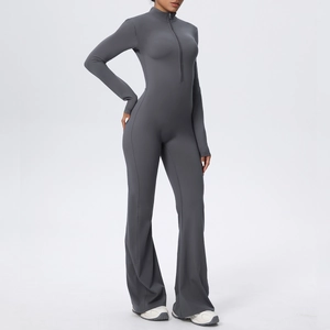 Détails du col zippé et de la coupe évasée sur cette combinaison de yoga gris foncé