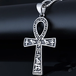 Vue macro du pendentif Ankh argenté avec des gravures de hiéroglyphes égyptiens