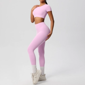Vue détaillée de l'ensemble de yoga rose avec legging taille haute et crop top