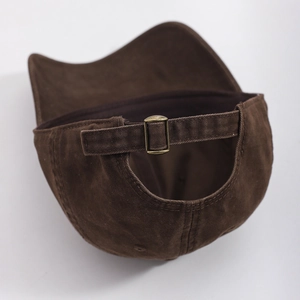 Dettaglio del retro del berretto in cotone marrone con fibbia regolabile in ottone