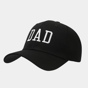 Primer plano del bordado DAD blanco en una gorra de béisbol de algodón negro premium