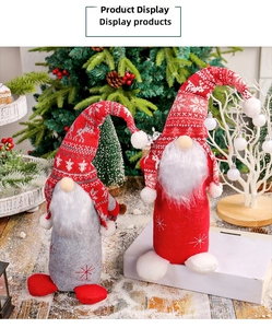 Détails de gnomes de Noël rouges et gris avec motifs de rennes et décor de neige