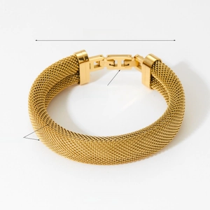 Detachable gold mesh bracelet detail with 18mm width and 58/62mm inner diameter