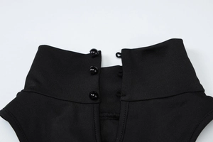 Détail du haut dos nu noir montrant trois boutons brillants et boucles élastiques
