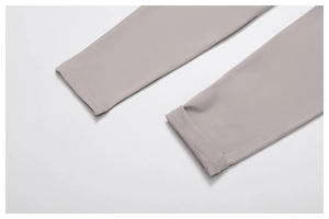 Detail der hochelastischen Flatlock-Nähte an den Säumen der taupefarbenen Yoga-Leggings