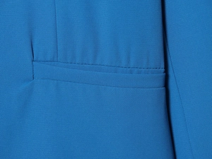 Vue macro détaillée de la couture de poche et du tissu en sergé bleu du blazer pour femme
