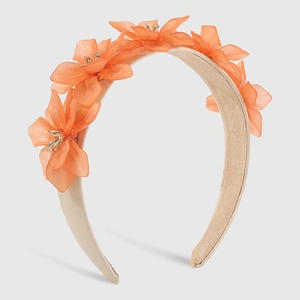 Serre-tête large élégant avec fleurs 3D en résine orange et détails dorés sur beige