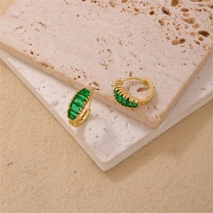 Boucles d'oreilles créoles dorées avec zircons verts rectangulaires sur socle