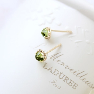 Elegant 925 silver gold plated peridot stud earrings featuring crown settings and green stones