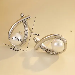 Detailed close-up of pearl flower stud earrings with dimension and weight markings