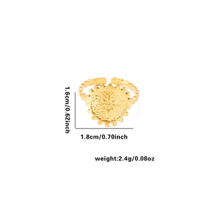 Detail view of gold woven sunburst medallion ring with size 1.6cm and weight 2.4g