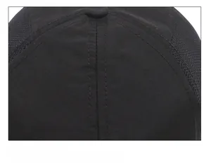 Dettaglio delle doppie cuciture e del tessuto a rete traspirante sulla corona del cappello nero