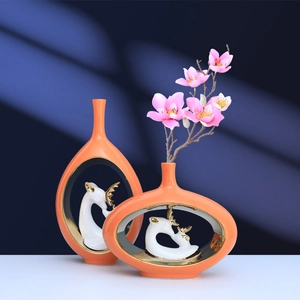 Set di vasi moderni in ceramica arancione con design cavo e statuette di cervo dorate
