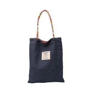Sac cabas en jean rétro avec poignées tressées colorées et doublure à carreaux rouges