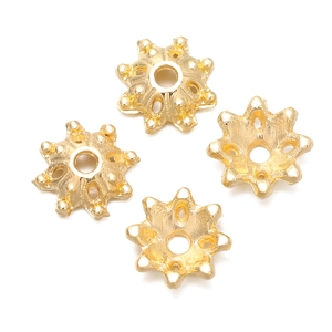 Macro di quattro copriperla dorati a forma di fiore per la creazione di gioielli fai da te