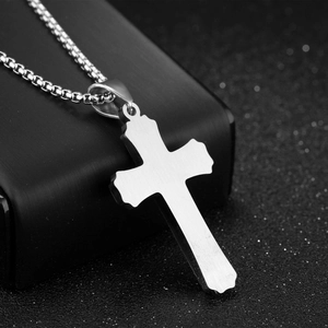 Collier croix triple épaisseur en acier titane argenté pour homme au fini poli brillant