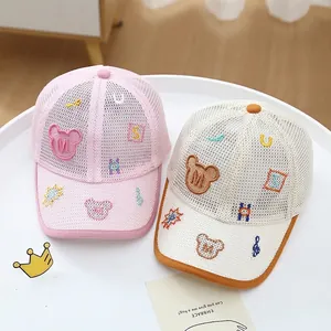Cappellini da baseball in rete per bambini con ricamo orso M nei colori rosa e beige crema
