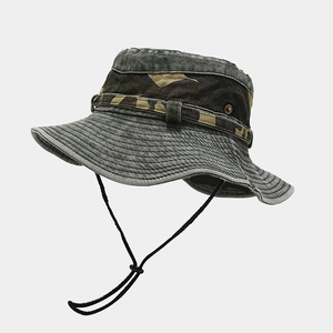 Détail du chapeau de pêcheur camouflage à large bord avec œillets et cordon ajustable
