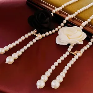 Collier de perles et fleurs en tissu français au design vintage élégant pour pulls de mode